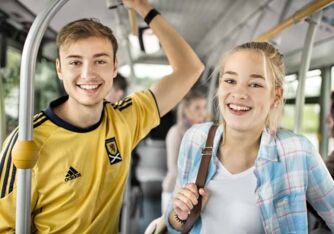 Jugendliche (Junge und Mädchen) stehend im Buchholz Bus.