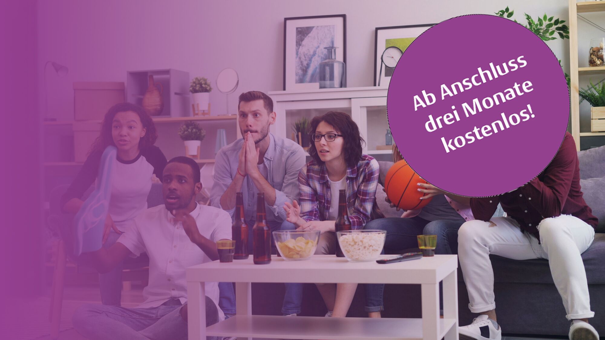Menschen sitzen zusammen auf einem Sofa